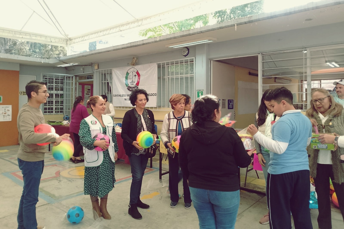 Celebró el Club Naucalpan el Día de Reyes con niñas y niños del CAM-18